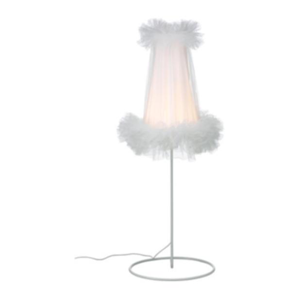 Eine Stehlampe mit einem Lampenschirm, der an ein Tutu erinnert.