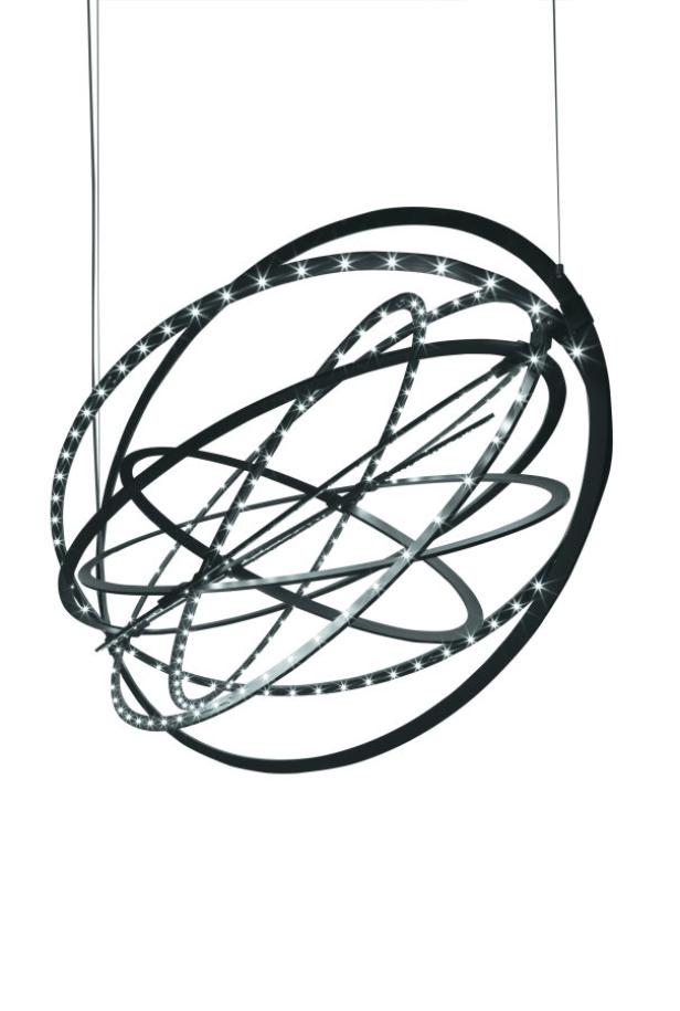 Eine moderne Hängelampe mit mehreren Ringen, die mit kleinen Lichtern besetzt sind.