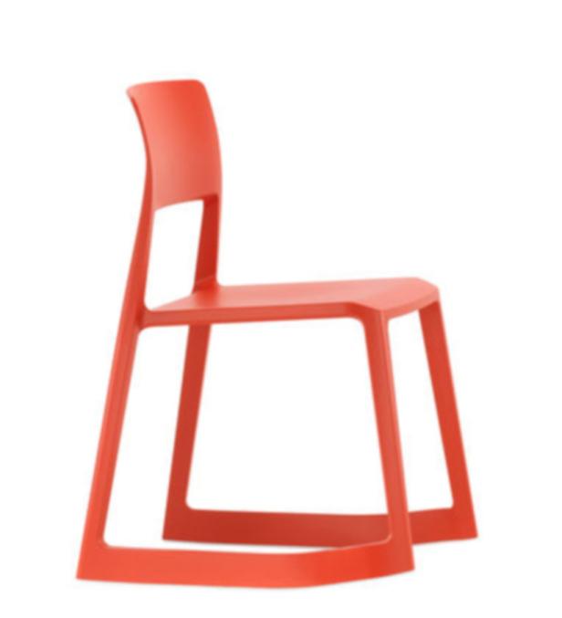 Ein roter Stuhl mit minimalistischem Design steht vor einem weißen Hintergrund.