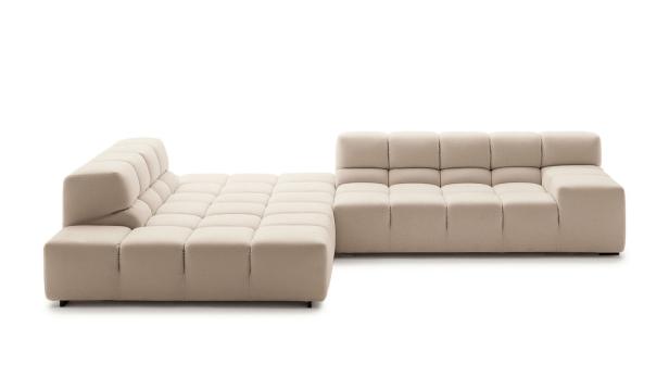 Ein modulares, beiges Sofa mit quadratischen Polstern auf einem weißen Hintergrund.