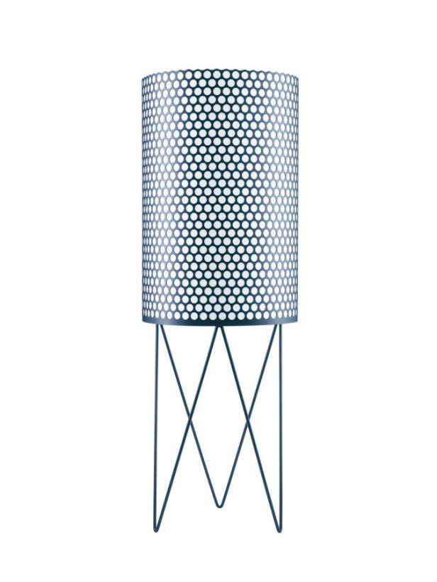 Eine blaue, zylinderförmige Lampe mit einem Muster aus kleinen Löchern steht auf einem filigranen Metallgestell.