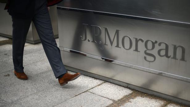 Ein Mann geht an einem Gebäude mit der Aufschrift „J.P. Morgan“ vorbei.