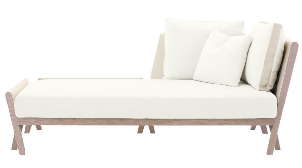 Eine moderne Chaiselongue mit hellen Polstern und Holzrahmen steht vor einem weißen Hintergrund.