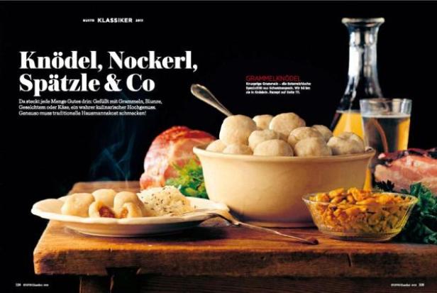 Verschiedene Knödel- und Nockerl-Gerichte, darunter Grammelknödel, auf einem Holztisch angerichtet.