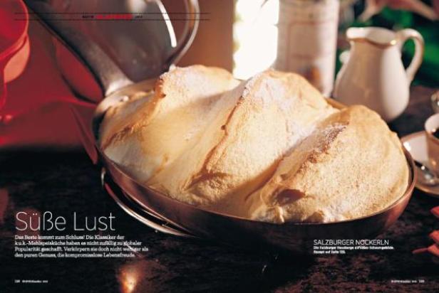 Salzburger Nockerl, eine Süßspeise mit Puderzucker bestäubt, in einer Pfanne.