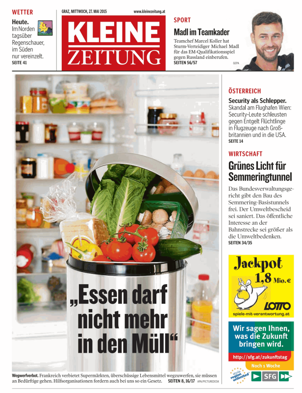 Ein Mülleimer gefüllt mit Lebensmitteln vor einem Kühlschrank mit dem Zitat „Essen darf nicht mehr in den Müll“.
