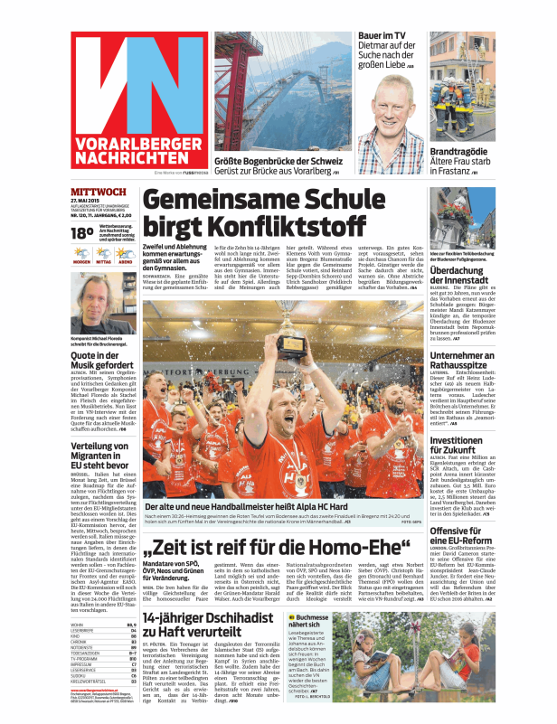 Das Handballteam Alpla HC Hard feiert den Gewinn der österreichischen Meisterschaft.