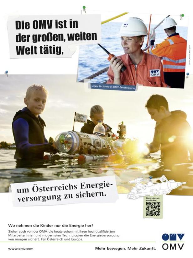 Kinder bauen ein U-Boot-Modell, während eine OMV-Mitarbeiterin im Hintergrund zu sehen ist.