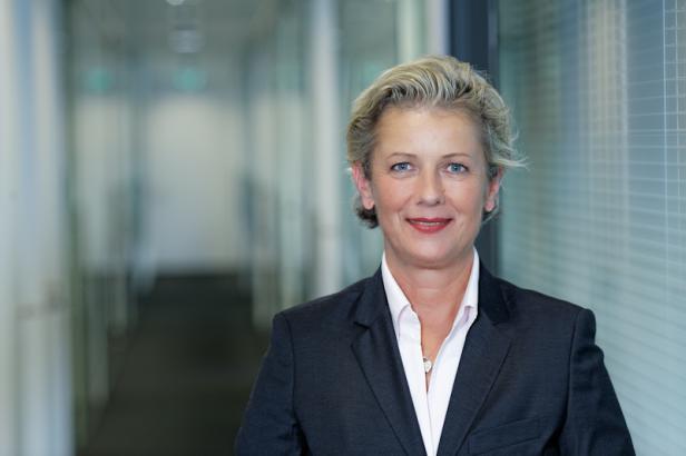 Friederike Müller-Wernhart.jpg Eine Frau in einem dunklen Blazer lächelt in die Kamera.