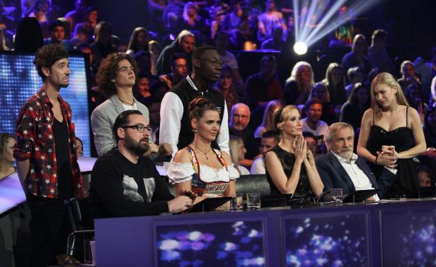 Eine Jury sitzt vor einem Publikum in einer Fernsehsendung.