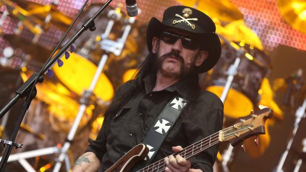 Lemmy Kilmister von Motörhead spielt Bass auf der Bühne.