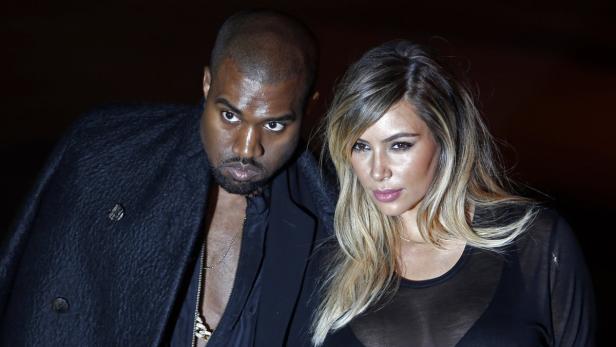 Kanye West und Kim Kardashian posieren für ein Foto.