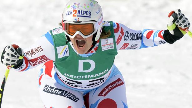 Eine Skirennläuferin jubelt während eines Rennens.