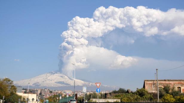 Der Ätna stößt eine große Wolke aus Rauch und Asche aus.