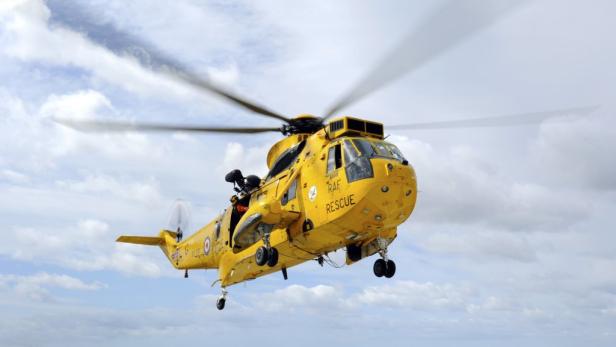Ein gelber Sea King Rettungshubschrauber der RAF im Flug.