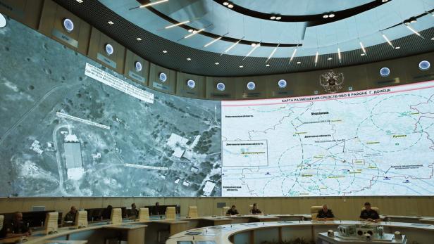 Ein Lagezentrum mit einer großen Anzeige von Karten und Satellitenbildern der Ukraine.