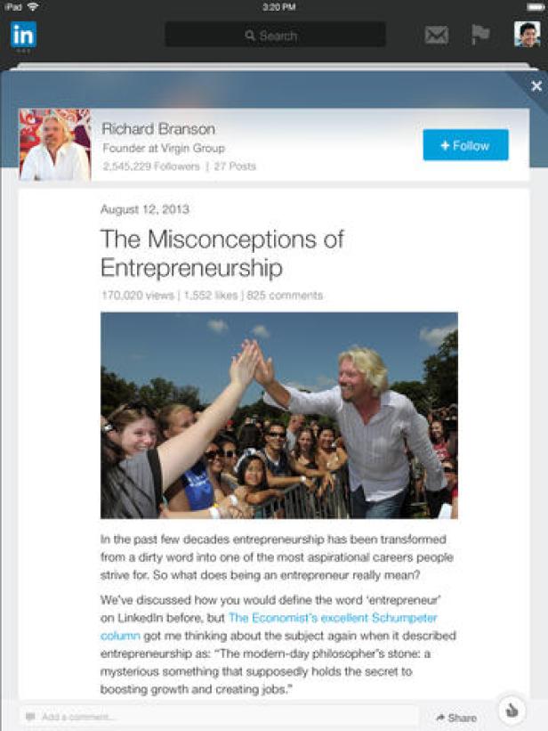 Richard Branson gibt einer Person in einer Menschenmenge ein High-Five.