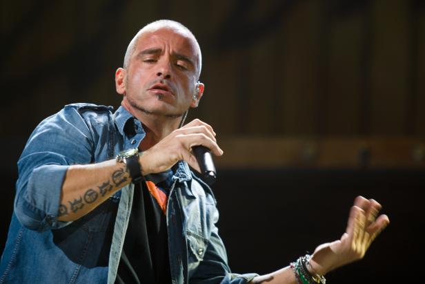 Eros Ramazzotti singt während eines Konzerts ins Mikrofon.