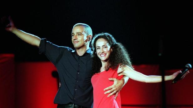 Ein Mann und eine Frau, möglicherweise Noa und Gil Dor, treten auf einer Bühne auf.