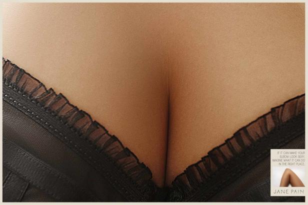 Nahaufnahme des Dekolletés einer Frau mit schwarzer Spitze.