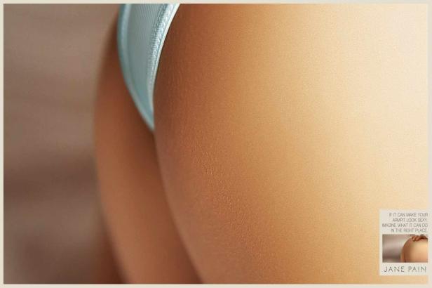 Detailaufnahme einer Frau, die hellblaue Unterwäsche trägt.