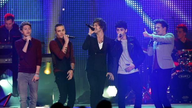 Die Band One Direction tritt auf einer Bühne auf.