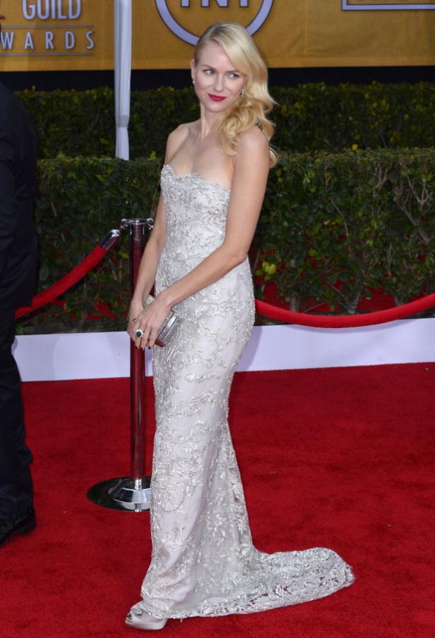 Naomi Watts in einem trägerlosen, silbernen Kleid auf dem roten Teppich.