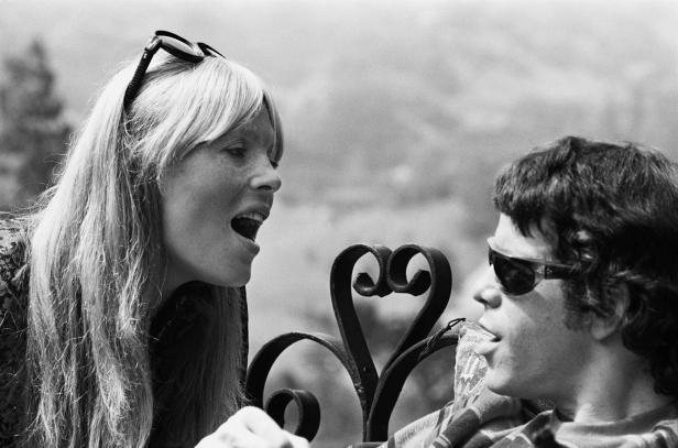 Joni Mitchell und Graham Nash sitzen zusammen und unterhalten sich.