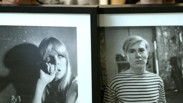 Schwarz-Weiß-Porträts von Joni Mitchell und Andy Warhol hängen nebeneinander.