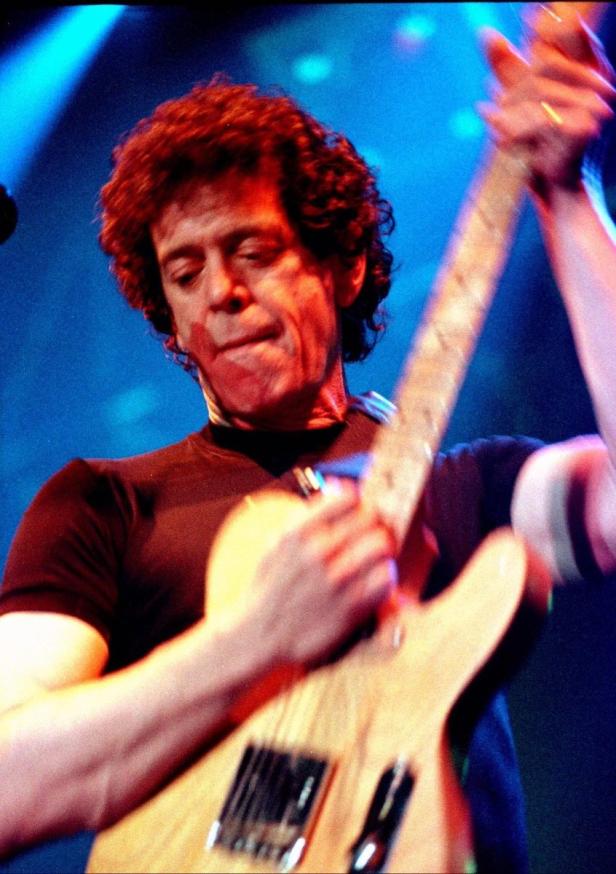 Lou Reed spielt Gitarre während eines Konzerts.