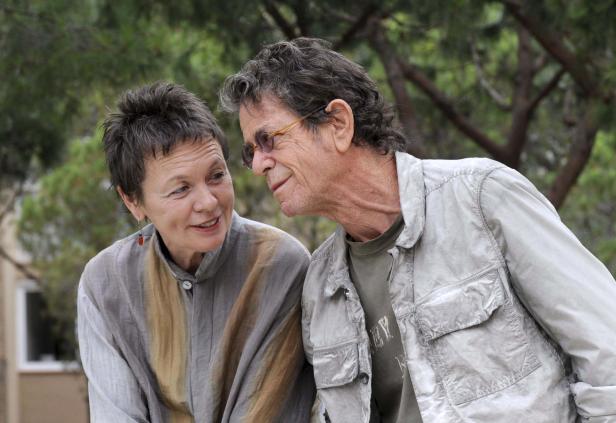 Laurie Anderson und Lou Reed schauen sich an.