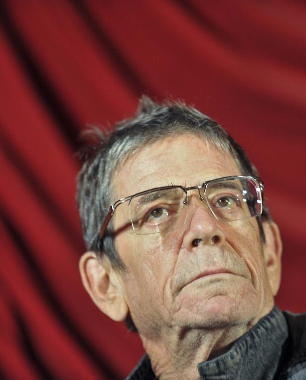 Lou Reed blickt mit Brille und grau meliertem Haar nach oben.