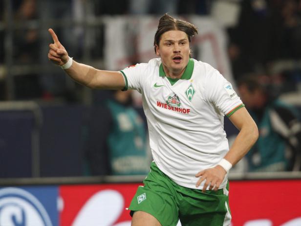 Ein Fußballspieler von Werder Bremen jubelt mit erhobenem Zeigefinger.