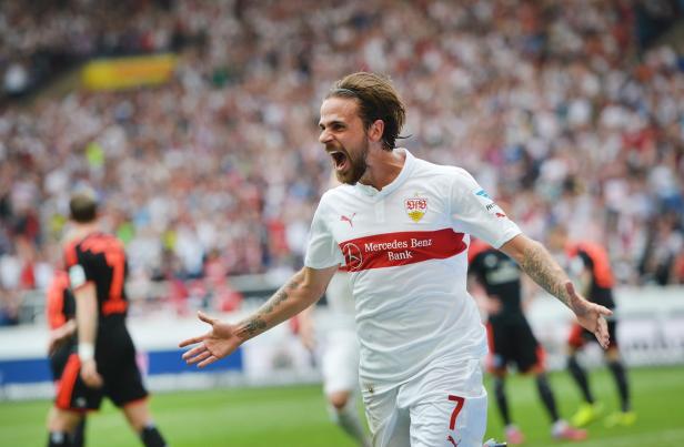 Ein jubelnder Fußballspieler des VfB Stuttgart auf dem Rasen.