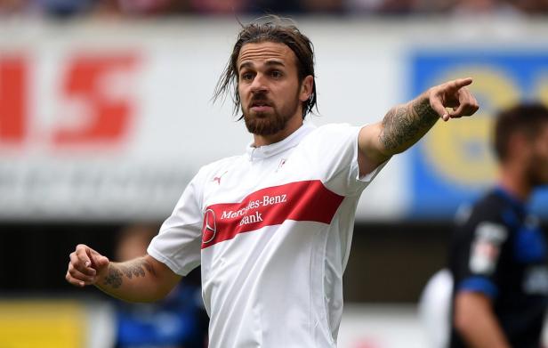 Ein Fußballspieler des VfB Stuttgart zeigt mit dem Finger.