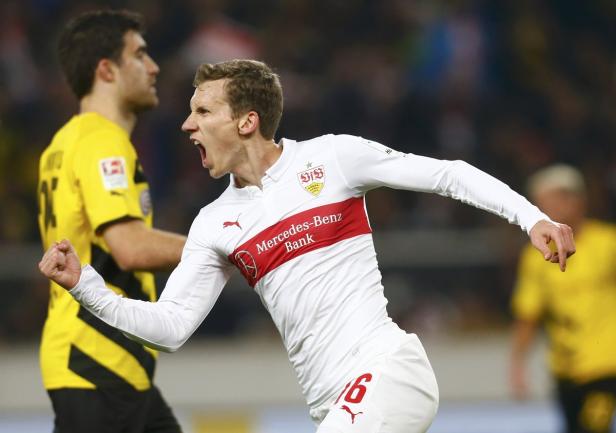 Ein jubelnder Fußballspieler des VfB Stuttgart im weißen Trikot.