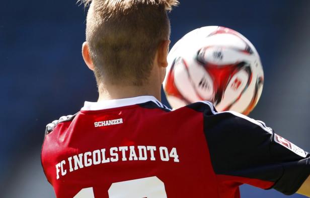 Ein Fußballspieler des FC Ingolstadt 04 jongliert mit einem Fußball.