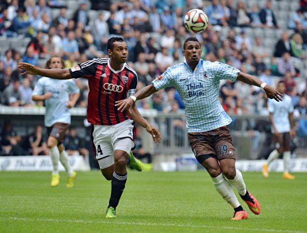 Zwei Fußballspieler kämpfen um den Ball während eines Fußballspiels.