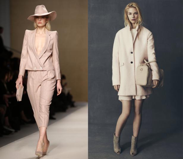 Zwei Models präsentieren rosafarbene Mode: ein Hosenanzug mit Hut und ein Mantel mit Tasche.