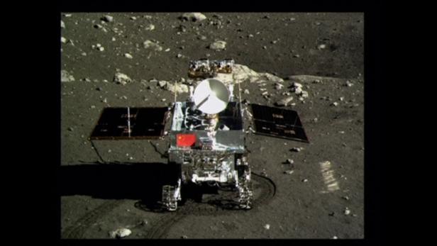 Der chinesische Rover Yutu-2 auf der Mondoberfläche.