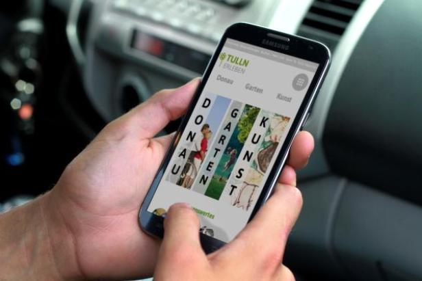 Eine Person nutzt die „Tulln Erleben“-App auf einem Samsung-Smartphone.