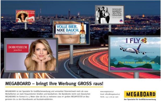Mehrere Werbetafeln von Megaboard säumen eine Autobahn bei Nacht.