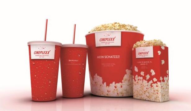 Zwei Getränke und zwei Behälter Popcorn von Cineplexx.