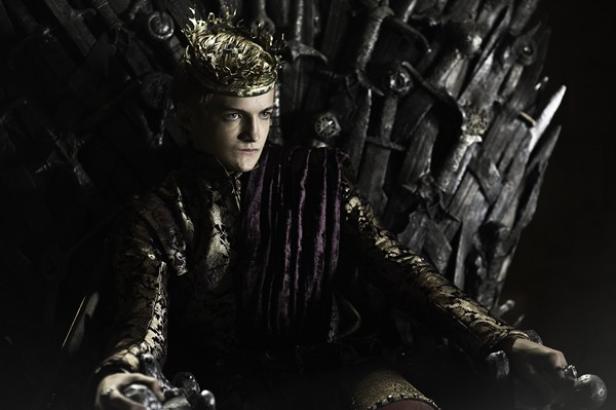 Joffrey Baratheon sitzt auf dem Eisernen Thron.