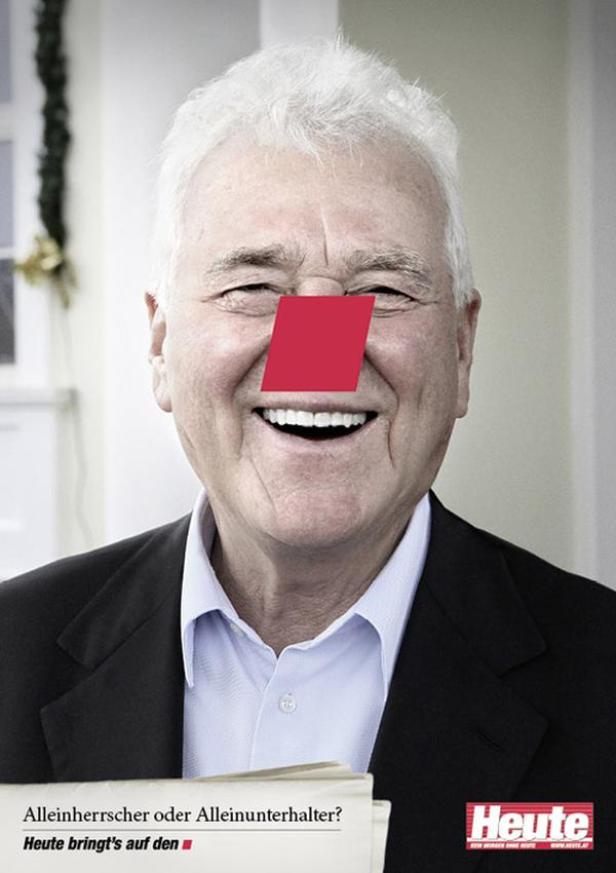 Ein lächelnder älterer Mann mit einem roten Quadrat über den Augen.