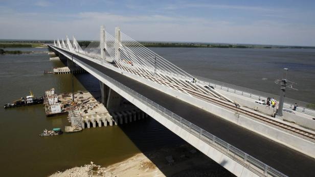 Eine Schrägseilbrücke überspannt einen breiten Fluss.