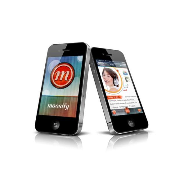 Zwei iPhones zeigen das Moosify-Logo und eine Frau mit Kopfhörern.