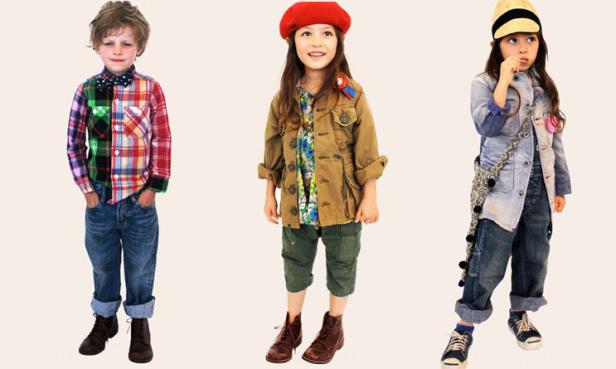 Drei Kinder präsentieren farbenfrohe und individuelle Mode für Kinder.