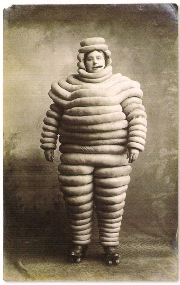 Eine Person in einem Kostüm, das dem Michelin-Mann ähnelt, steht auf Rollschuhen.