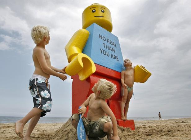 Riesiges Lego-Männchen trieb in Linz auf der Donau